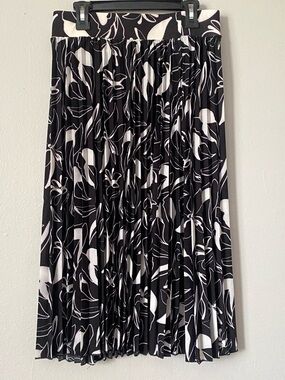 NWT Women’s Black & White Pleated Floral Midi Skirt One Size